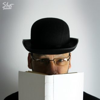 Els matisos de blanc en un paper.